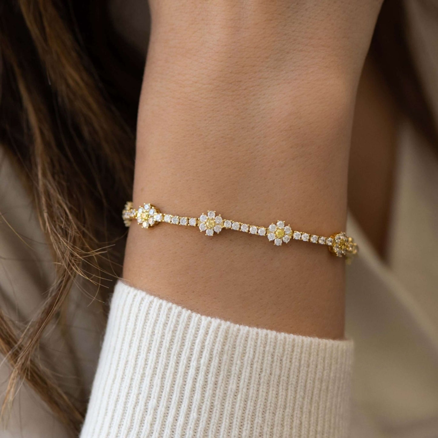 10K Classic Round Cut Diamond Daisy Flower Bracelet