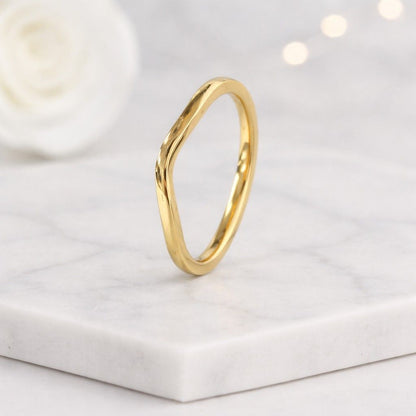 Gold Curved Wedding Band
14k Plain curved wedding band