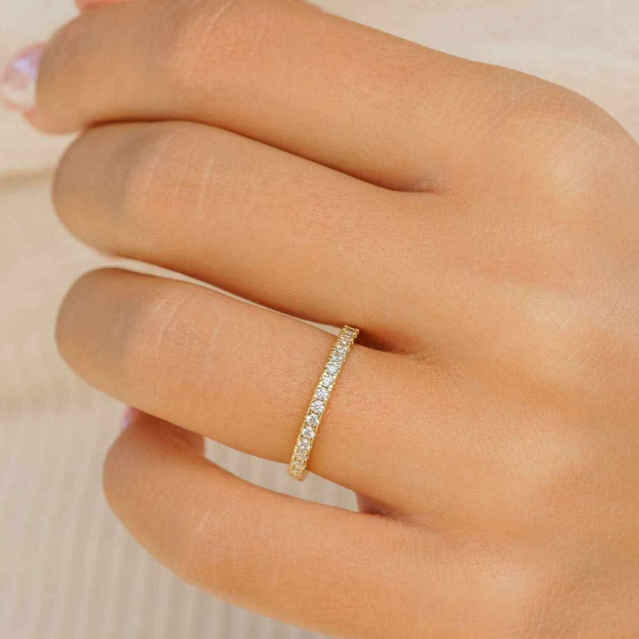 Round Cut Minimalist Wedding Band