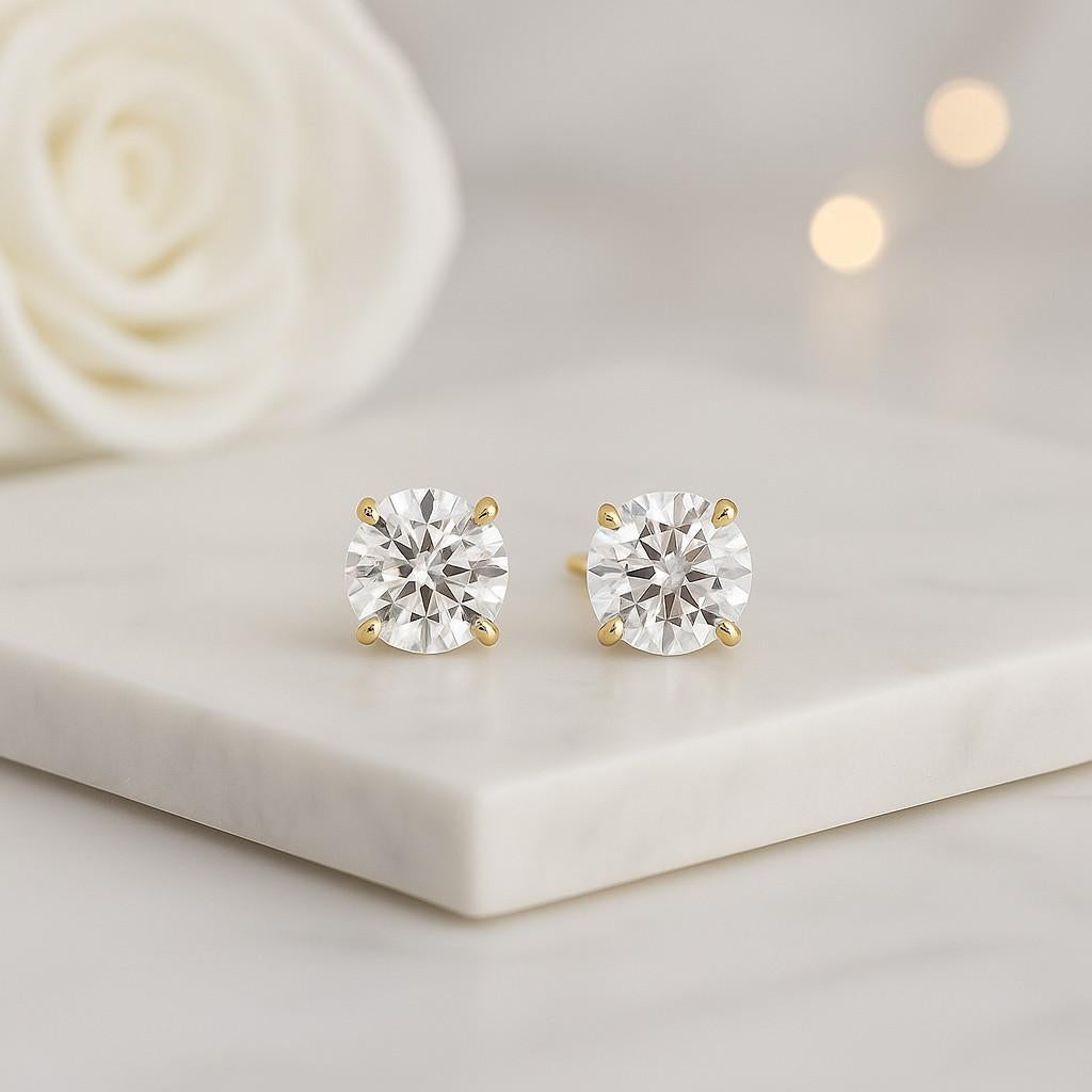 Round cut Diamond Earring for her