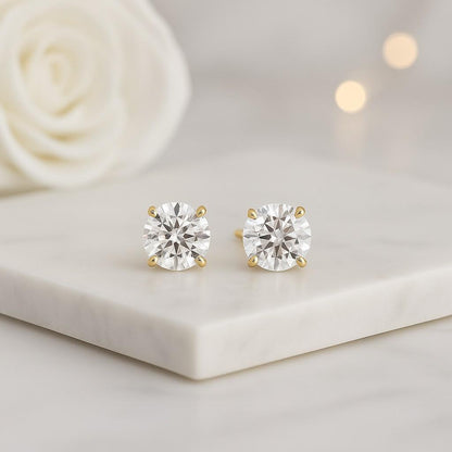 Round cut Diamond Earring for her