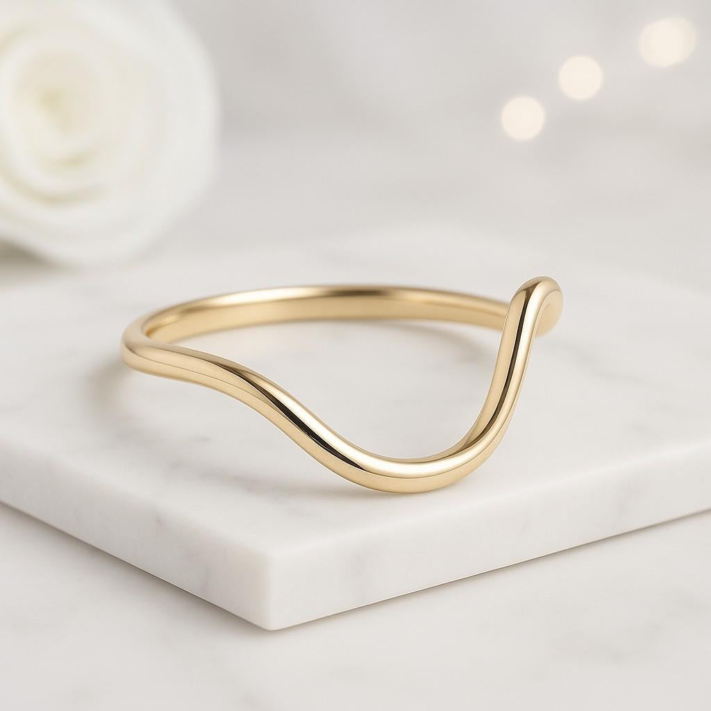 Solitaire Diamond Engagement Ring in 18K Gold Round Brilliant Cut Classic Wedding Ring