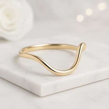 Solitaire Diamond Engagement Ring in 18K Gold Round Brilliant Cut Classic Wedding Ring