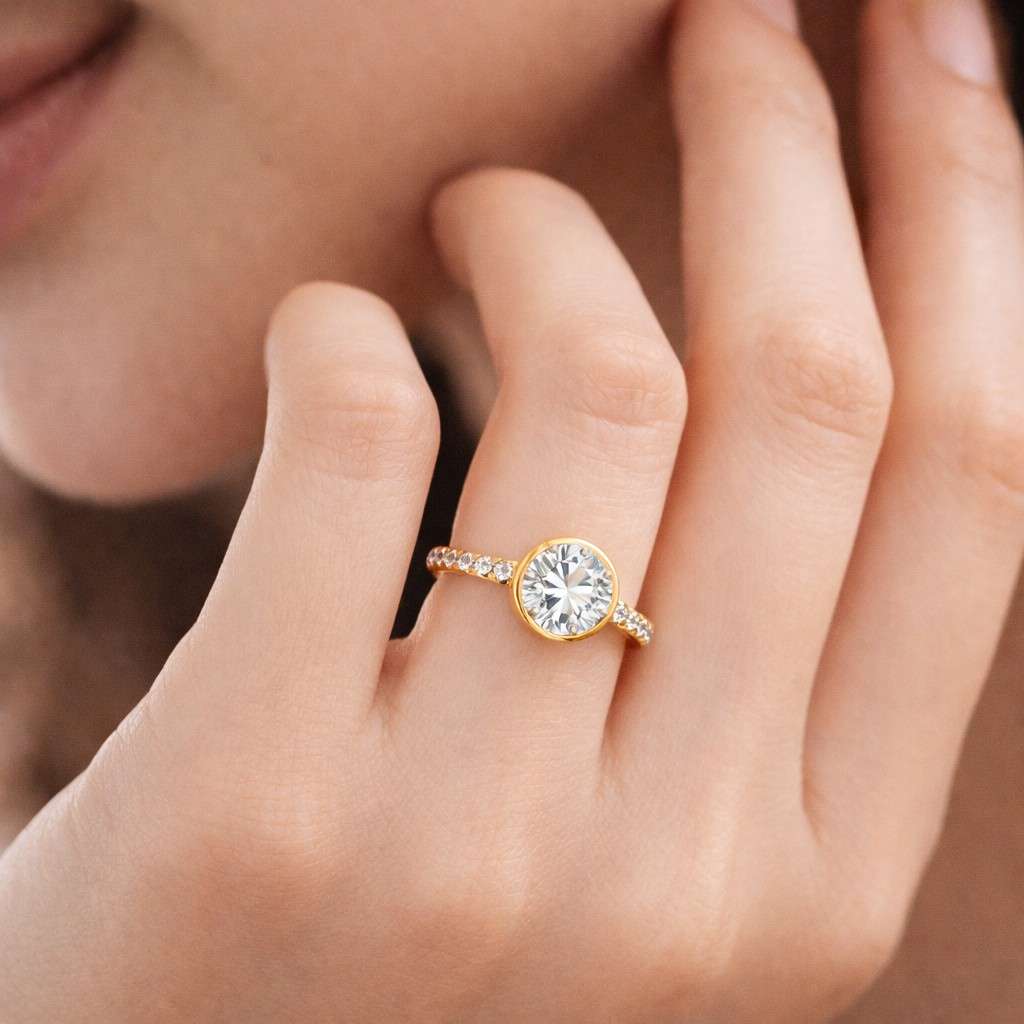 Sparkling 2.5CT Round Cut Moissanite Bezel Set Engagement Ring Classic Solitaire Diamond Cathedral Shank Wedding Ring Luxurious Gift