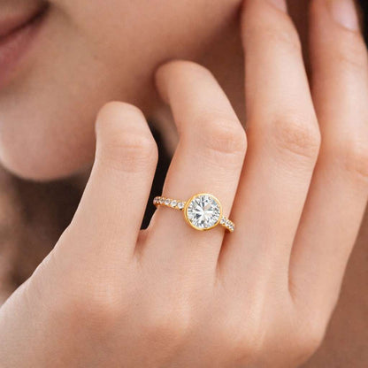 Sparkling 2.5CT Round Cut Moissanite Bezel Set Engagement Ring Classic Solitaire Diamond Cathedral Shank Wedding Ring Luxurious Gift